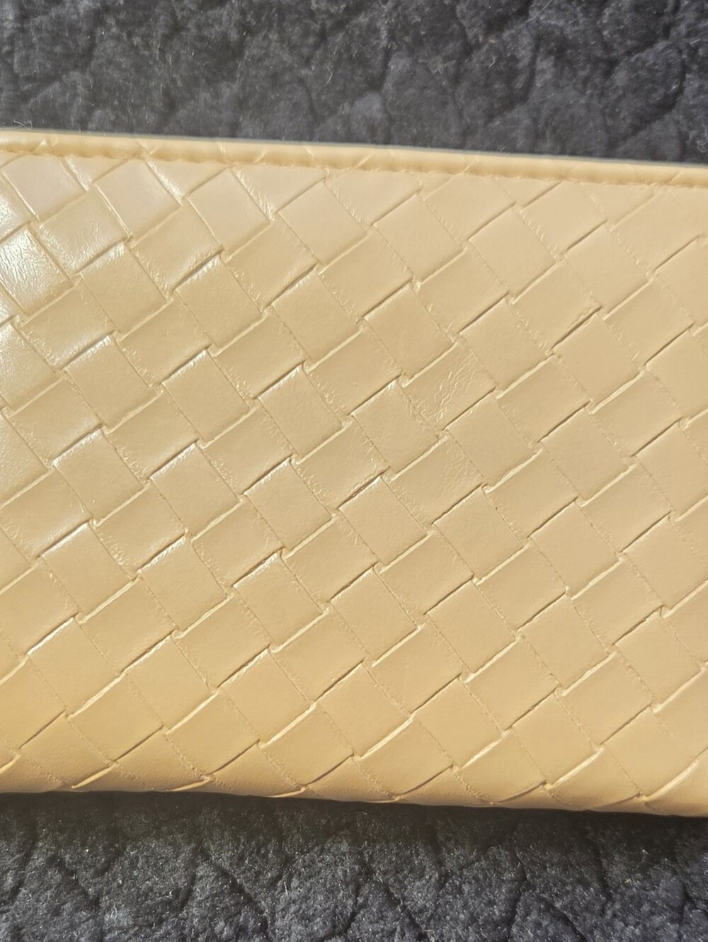 Women's Compact Kisdlock Beige  Woven Faux Leather Goldtone Hardware. NWOT